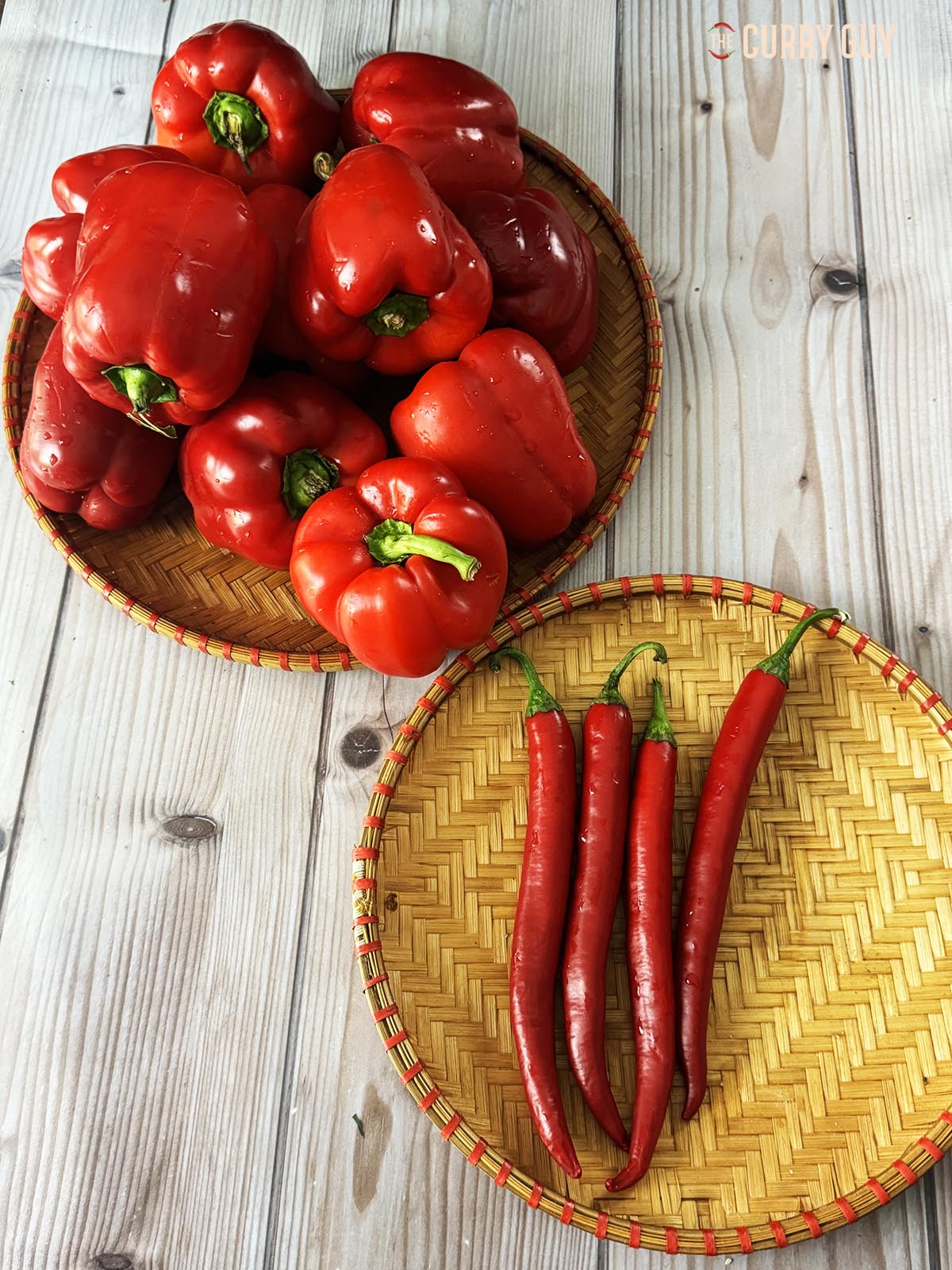 Paprika und Chilischoten sind bereit, das Rezept zuzubereiten. 