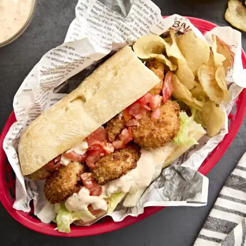 Draufsicht auf einen Shrimps Po' Boy in einem Korb mit Kartoffelchips