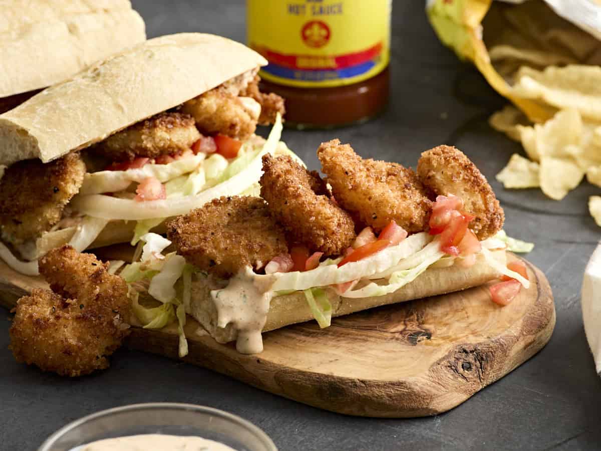 Seitenansicht eines Shrimps Po' Boy auf einem hölzernen Schneidebrett