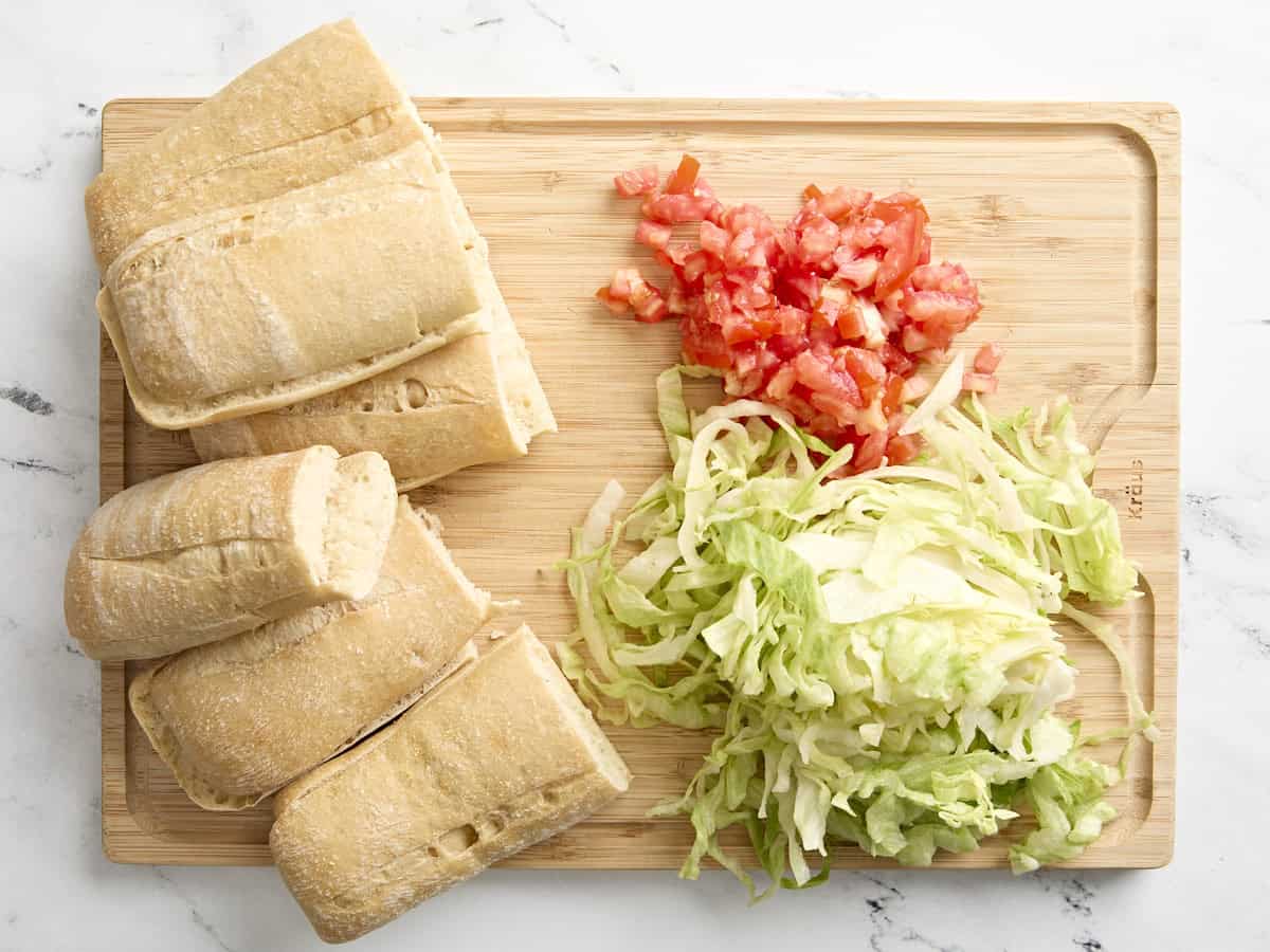 Baguettescheiben, Tomaten und Salat für Shrimps Po' Boys