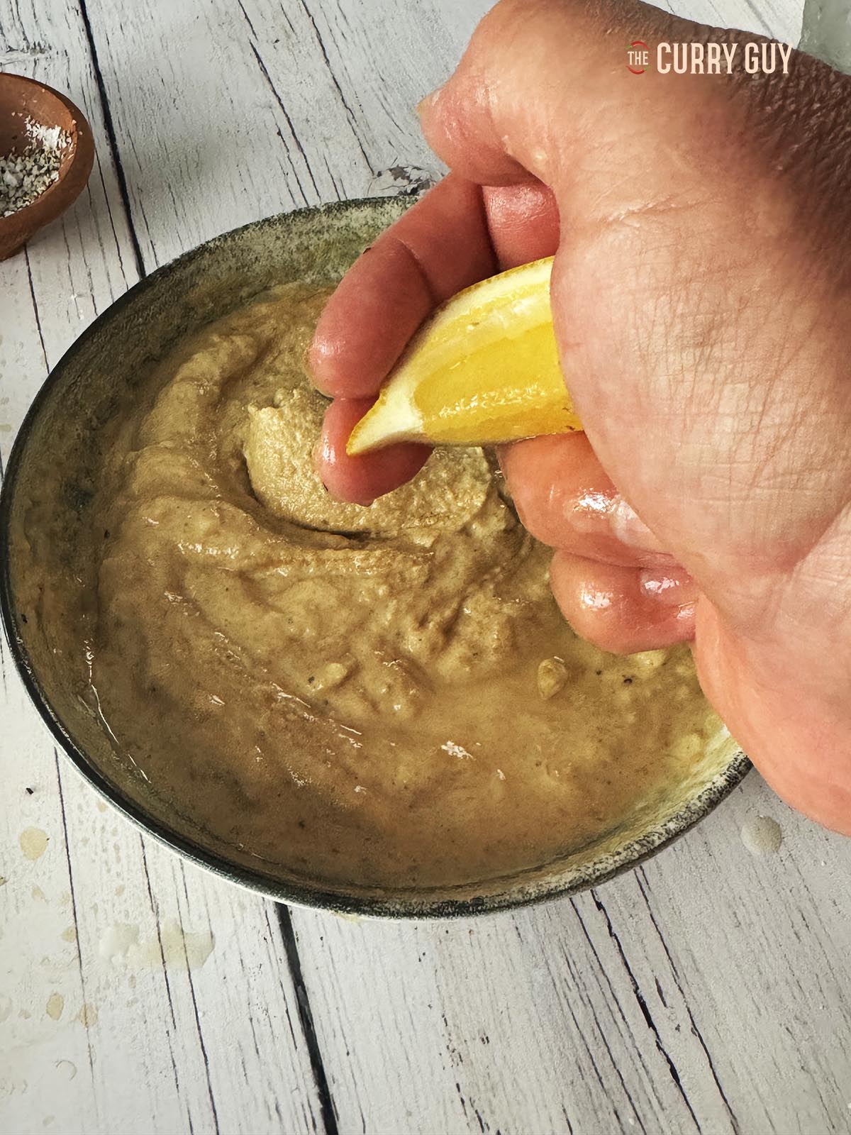 Der Soße Zitronensaft hinzufügen.