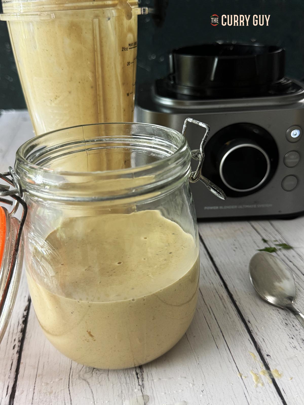 Tahini-Sauce im Glas.