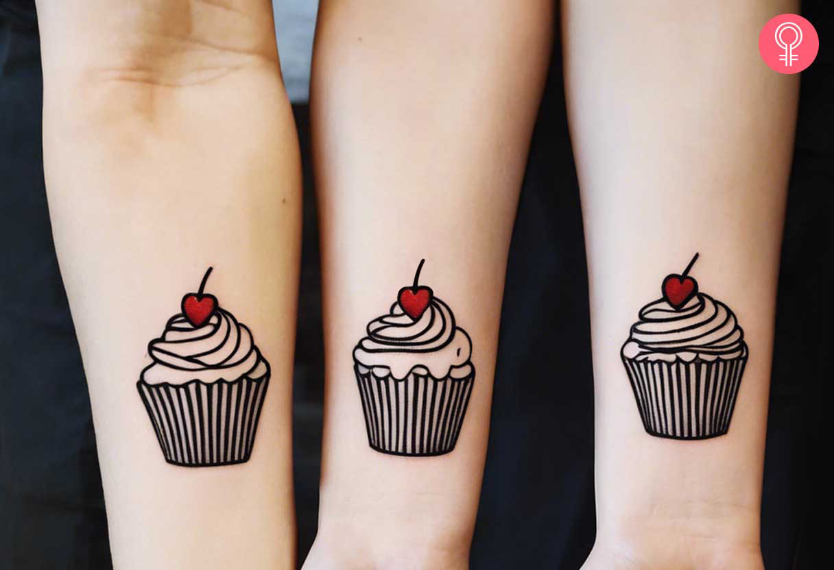 Drei Schwestern mit passenden Cupcake-Tattoos auf ihren Unterarmen