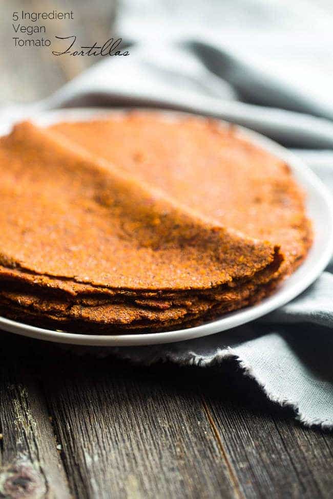 Rezept für glutenfreie Tortillas mit sonnengetrockneten Tomaten – Diese sind SO einfach zuzubereiten! Sie sind weich, biegsam, vegan UND Paleo-freundlich und voller gesunder Leinsamen und sonnengetrockneter Tomaten! | Foodfaithfitness.com | @FoodFaithFit