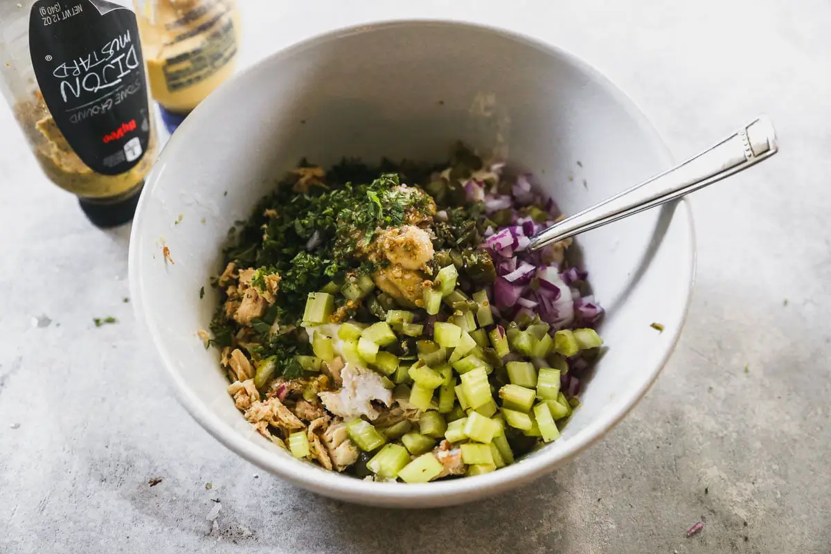 Zutaten für Thunfischsalat in einer Rührschüssel