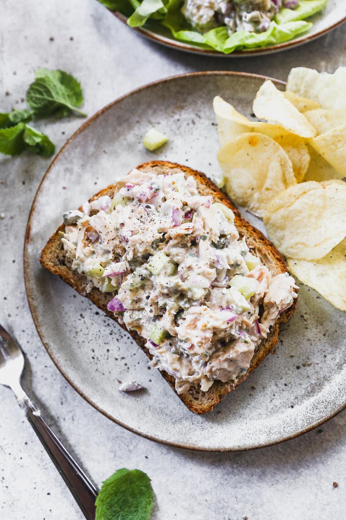 Draufsicht auf Thunfischsalat auf Toast