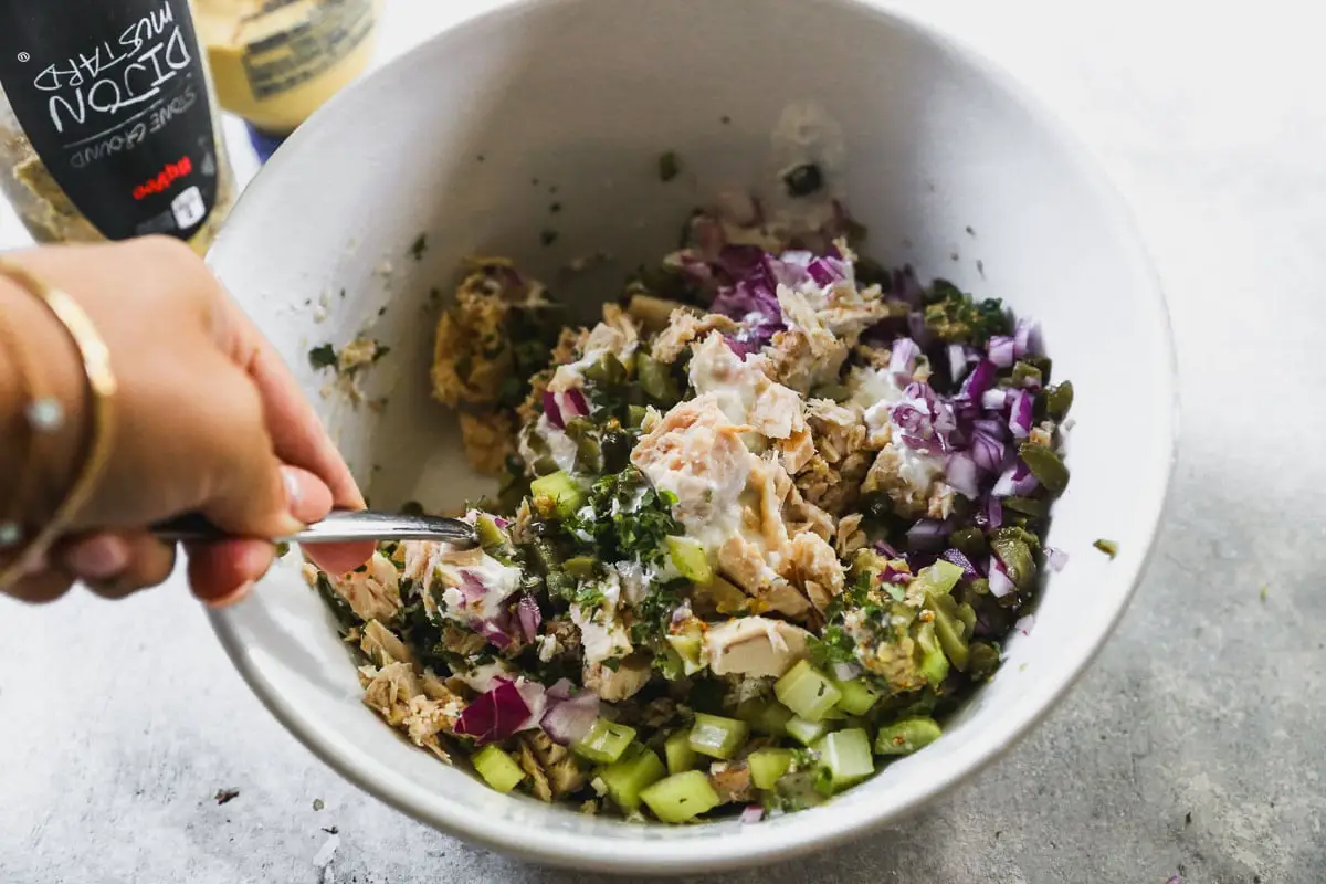 Zutaten für Thunfischsalat in einer Schüssel verrühren