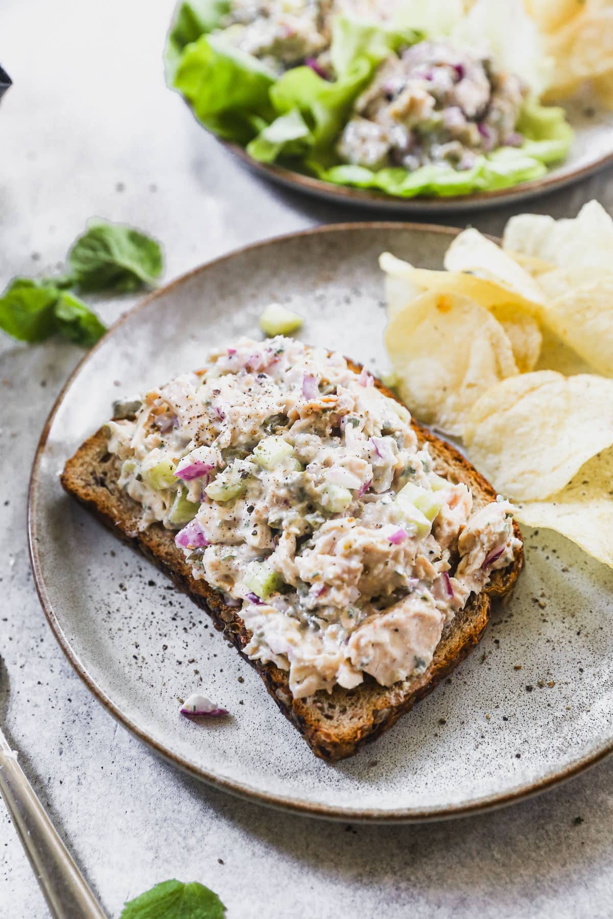 Klassischer Thunfischsalat auf Vollkorntoast