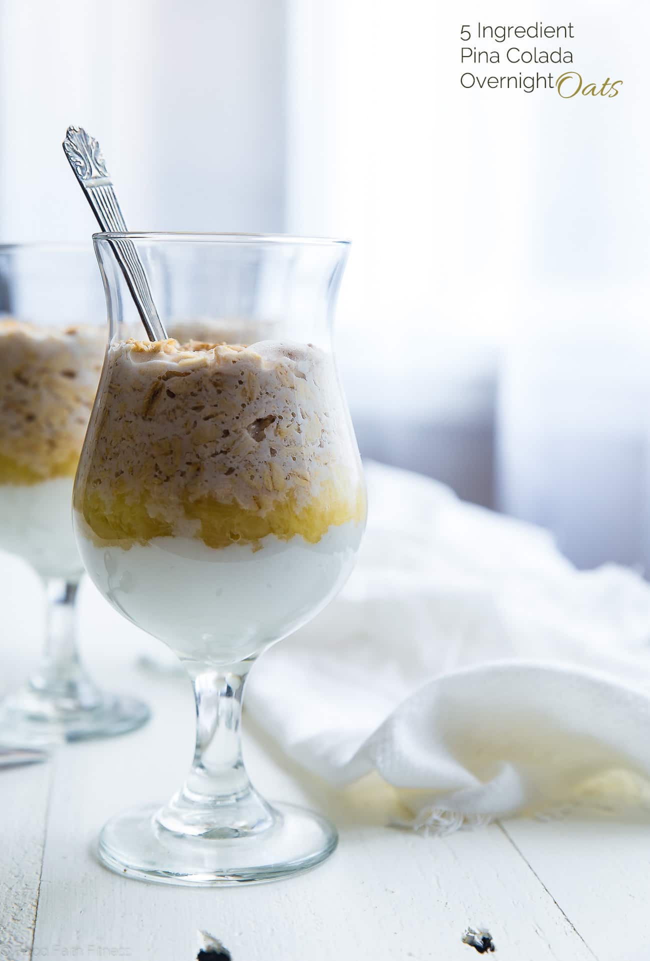 Direkter Schuss Pina Colada Overnight Oats. Rezept auf Foodfaithfitness.com