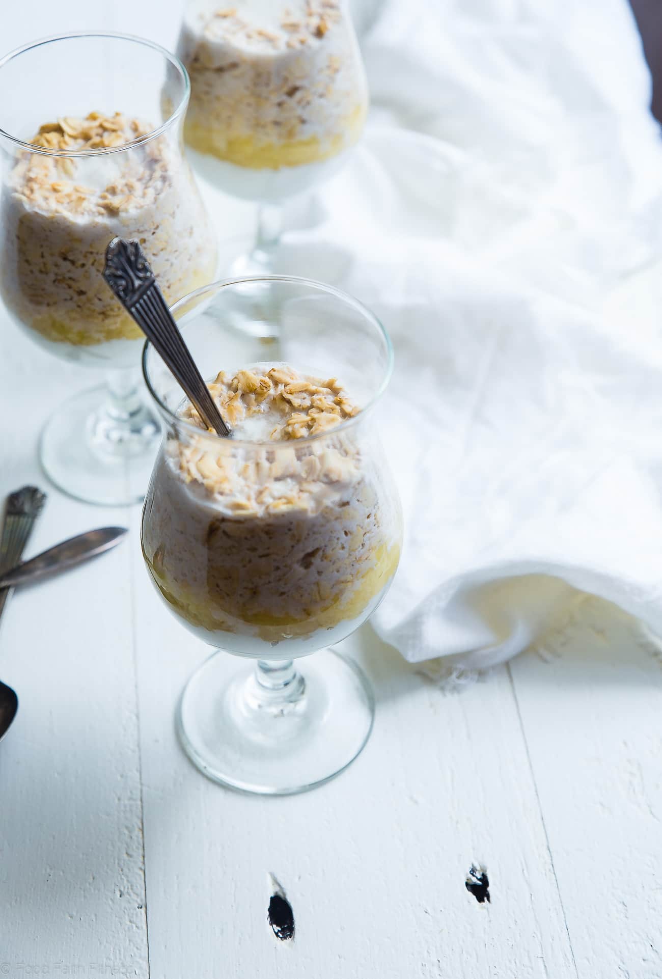 Löffeln Sie Pina Colada Overnight Oats hinein. Rezept auf Foodfaithfitness.com