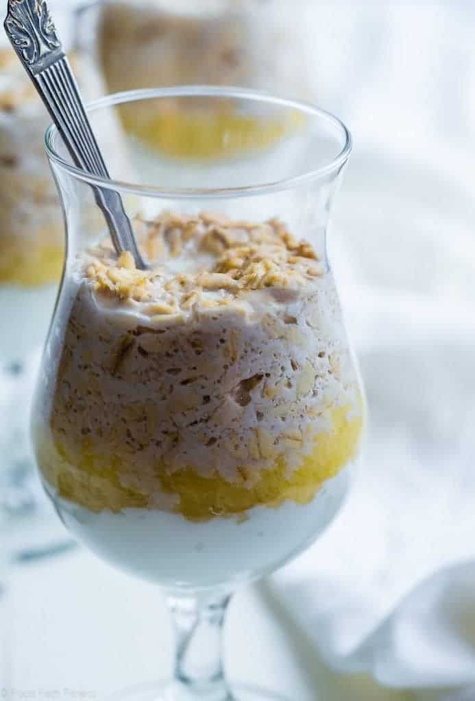 Nahaufnahme von Pina Colada Overnight Oats. Rezept auf Foodfaithfitness.com