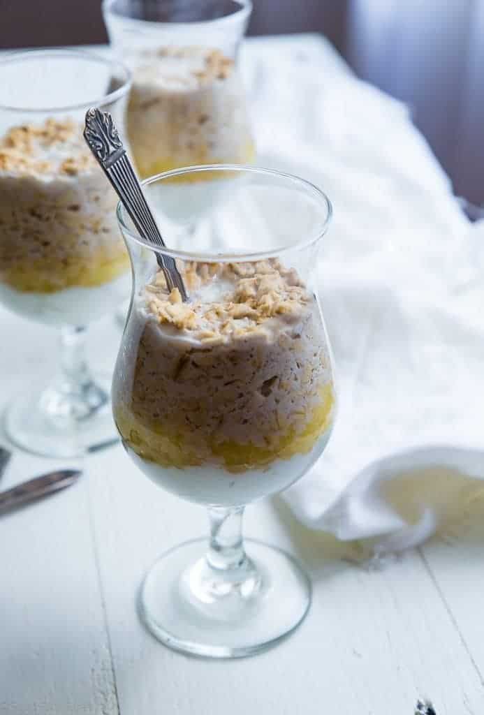 Weit entfernte Aufnahme von Pina Colada Overnight Oats. Rezept auf Foodfaithfitness.com