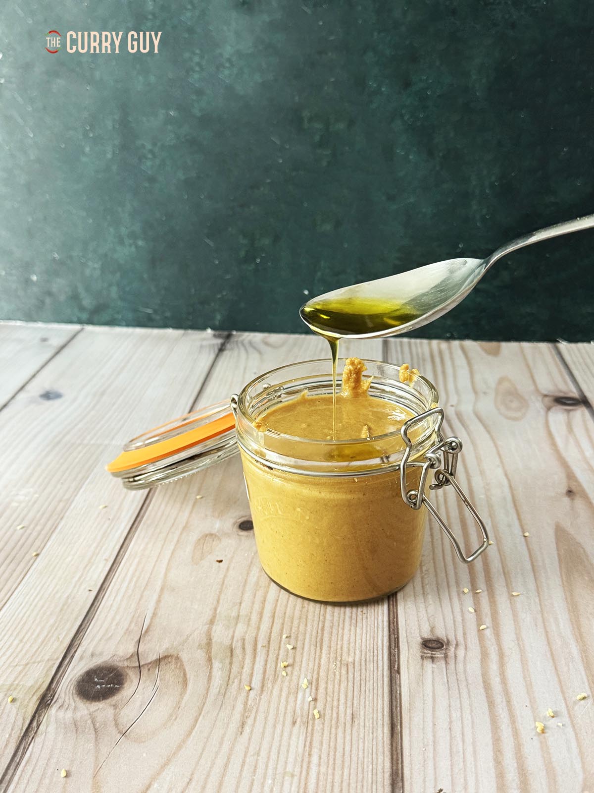 Geben Sie dem Tahini Olivenöl hinzu und lagern Sie es im Kühlschrank.