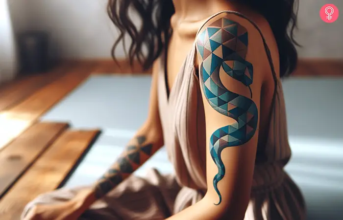 Ein wunderschönes geometrisches Seeschlangen-Tattoo in Blautönen