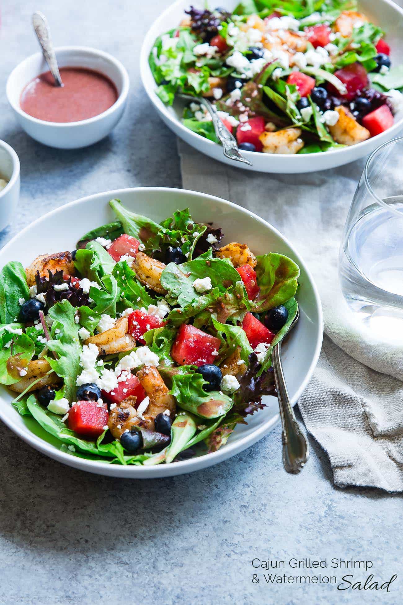 Nahaufnahme eines Wassermelonen-Feta-Salats mit Cajun-Garnelen. Rezept auf Foodfaithfitness.com