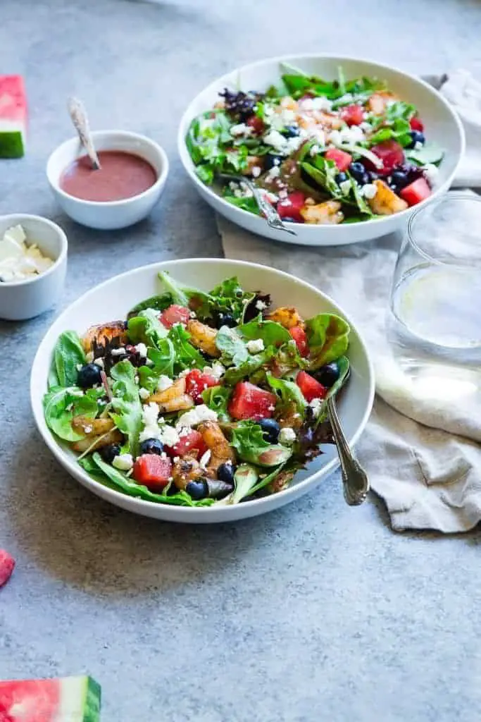 Wassermelonen-Feta-Salat mit Cajun-Garnelen in einer Schüssel. Rezept auf Foodfaithfitness.com