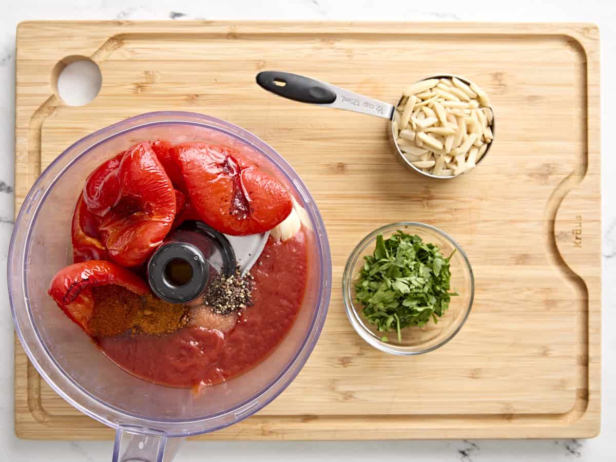 Zutaten für Romesco-Sauce in einer Küchenmaschine