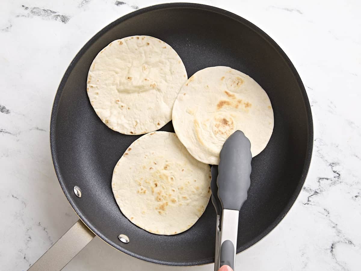 Tortillas in einer Pfanne erwärmen