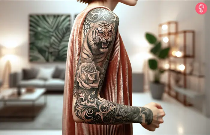 Eine Frau mit einem Tigerrosen-Tattoo auf dem ganzen Ärmel