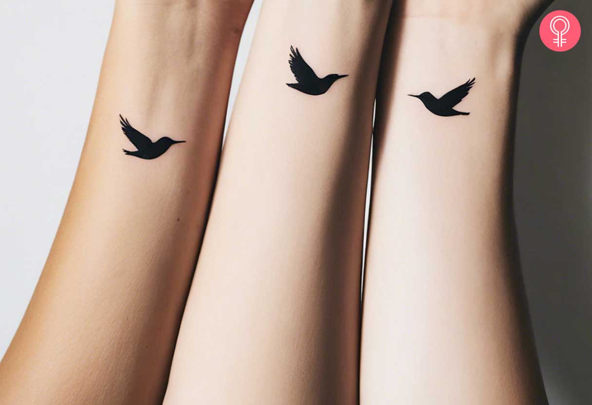 Minimalistisches schwarzes Vogeltattoo am Handgelenk