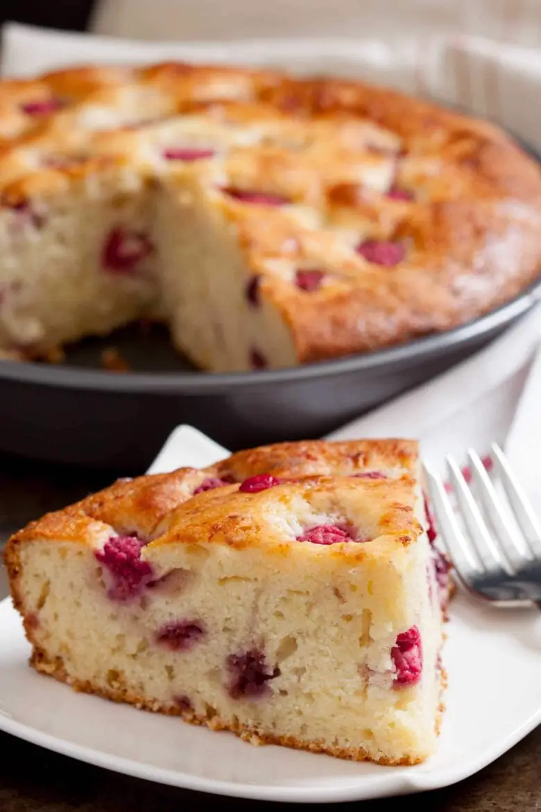 Einfacher Himbeerkuchen in Scheiben geschnitten.