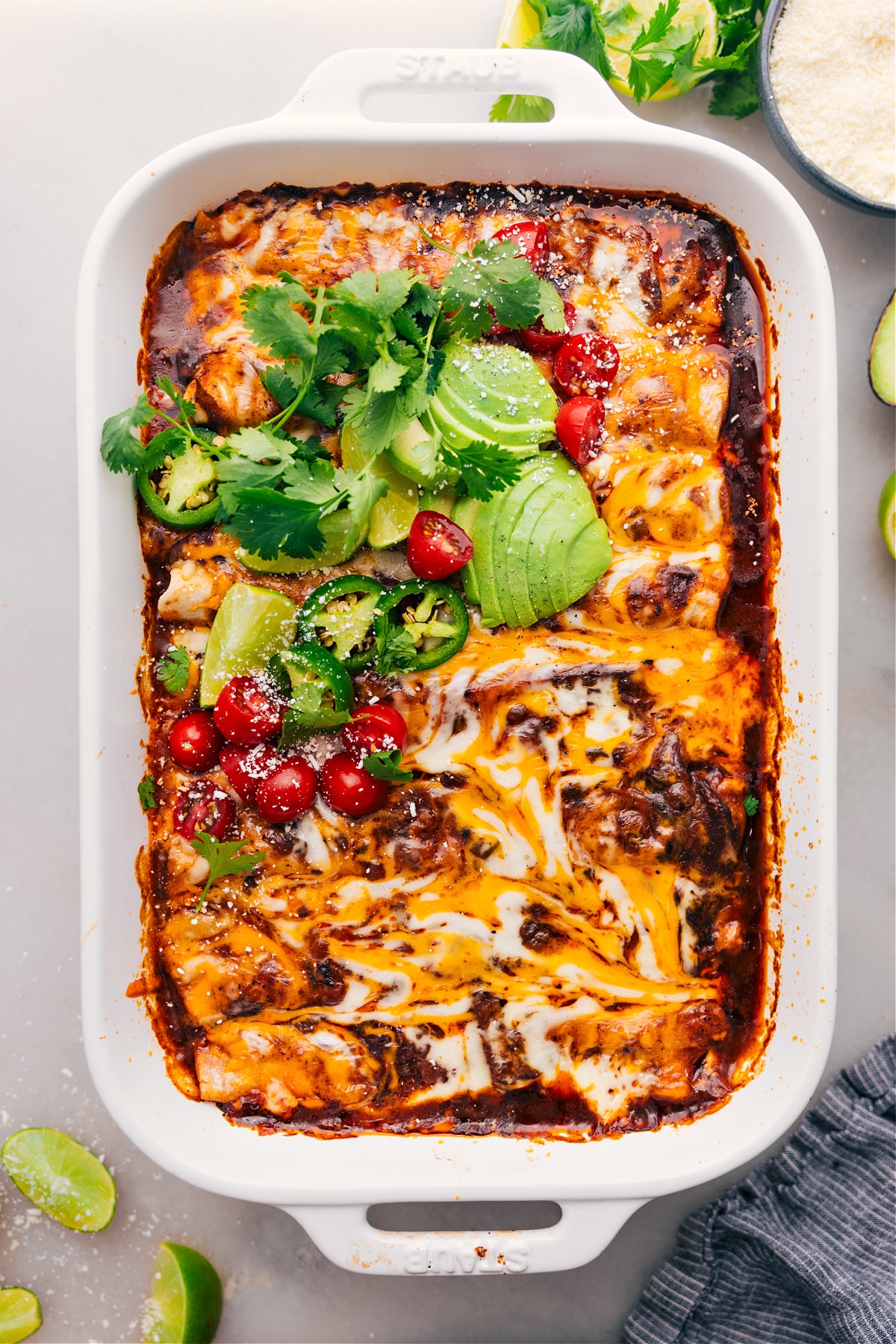 Frisch aus dem Ofen kommende Enchiladas mit zerkleinertem Rindfleisch im Crockpot oder Instant Pot mit Belag.