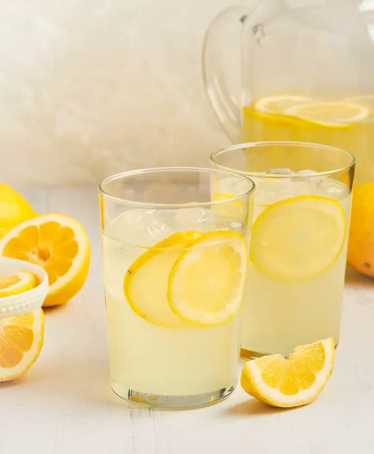 Gläser hausgemachte Limonade mit einem Krug