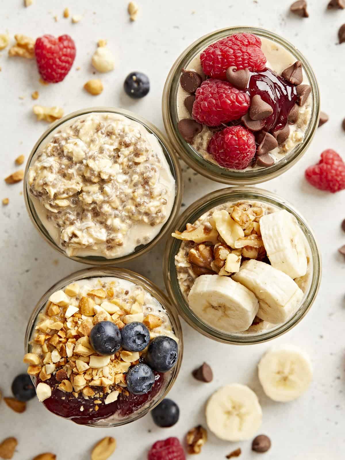 Draufsicht auf Overnight Oats mit verschiedenen Toppings