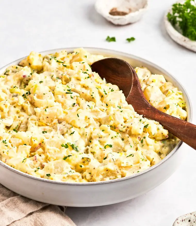 Schüssel Kartoffelsalat mit Holzlöffel