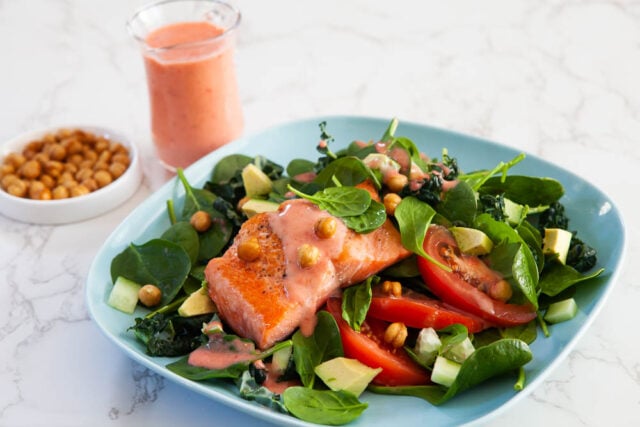 Salat Lachs gebacken knusprige Kichererbsen frische Erdbeervinaigrette