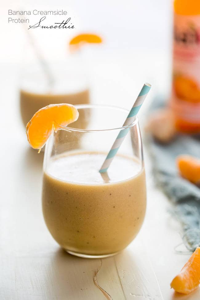 Bananen-Creamsicle-Protein-Smoothie – Dieser Orangen-Smoothie ist SO dick, cremig und vollgepackt mit Vanille-Proteinpulver, dass er wie ein Creamsicle schmeckt! In 5 Minuten fertig, voller Antioxidantien und perfekt für die Erholung nach dem Training! | Foodfaithfitness.com | @FoodFaithFit