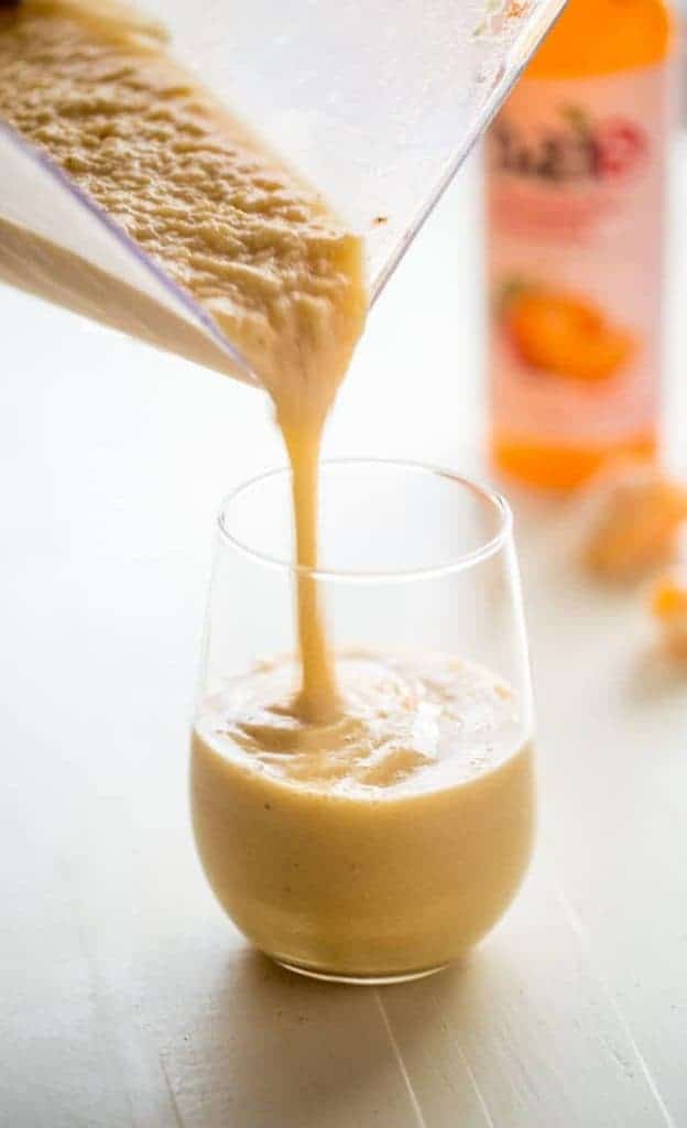 Bananen-Creamsicle-Protein-Smoothie – Dieser Orangen-Smoothie ist SO dick, cremig und vollgepackt mit Vanille-Proteinpulver, dass er wie ein Creamsicle schmeckt! In 5 Minuten fertig, voller Antioxidantien und perfekt für die Erholung nach dem Training! | Foodfaithfitness.com | @FoodFaithFit