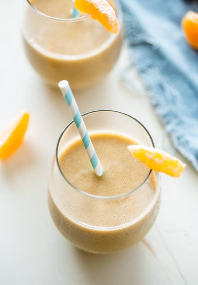 Bananen-Creamsicle-Protein-Smoothie – Dieser Orangen-Smoothie ist SO dick, cremig und vollgepackt mit Vanille-Proteinpulver, dass er wie ein Creamsicle schmeckt! In 5 Minuten fertig, voller Antioxidantien und perfekt für die Erholung nach dem Training! | Foodfaithfitness.com | @FoodFaithFit