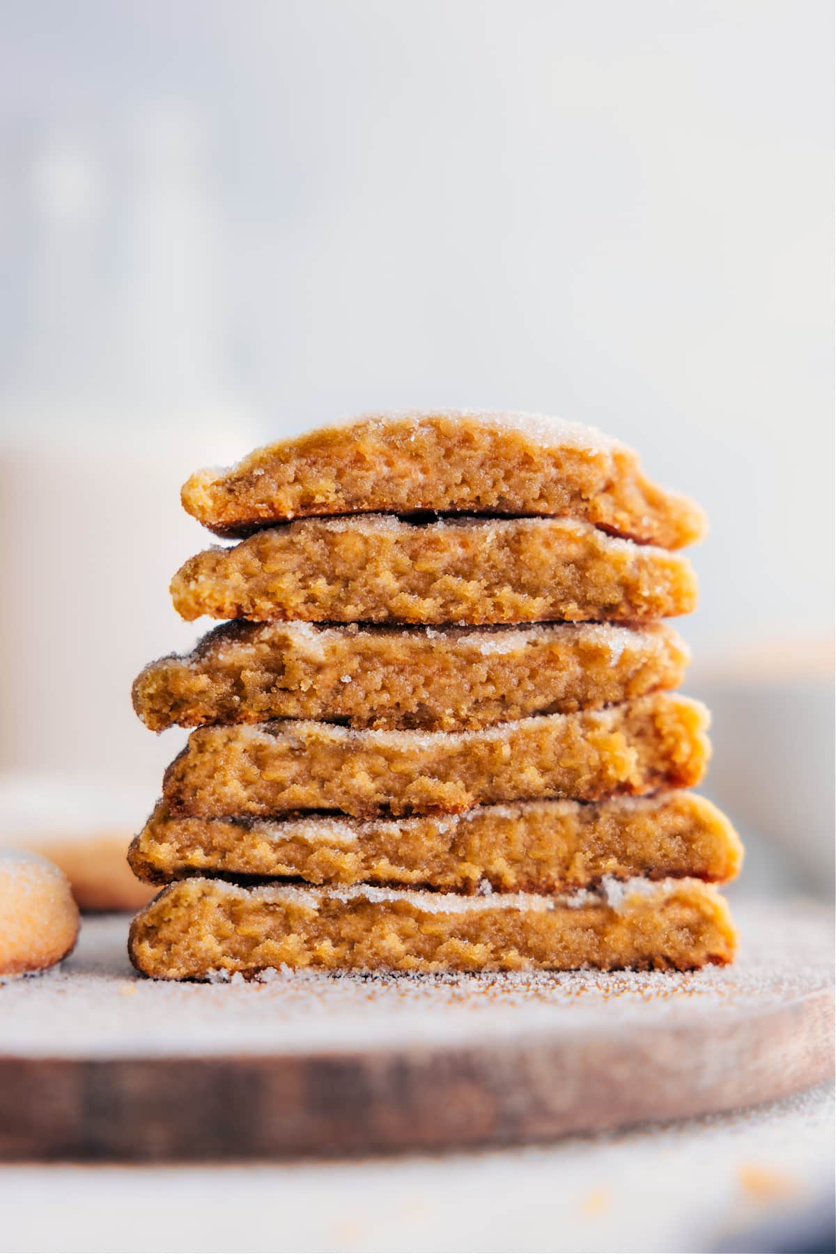 Die übereinander gestapelten, in zwei Hälften gebrochenen Brown Sugar Cookies sind bereit zum Genießen.