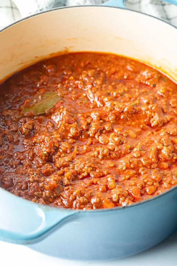 Fleischiges Rindfleisch-Chili ohne Bohnen in einem blauen Kochtopf.