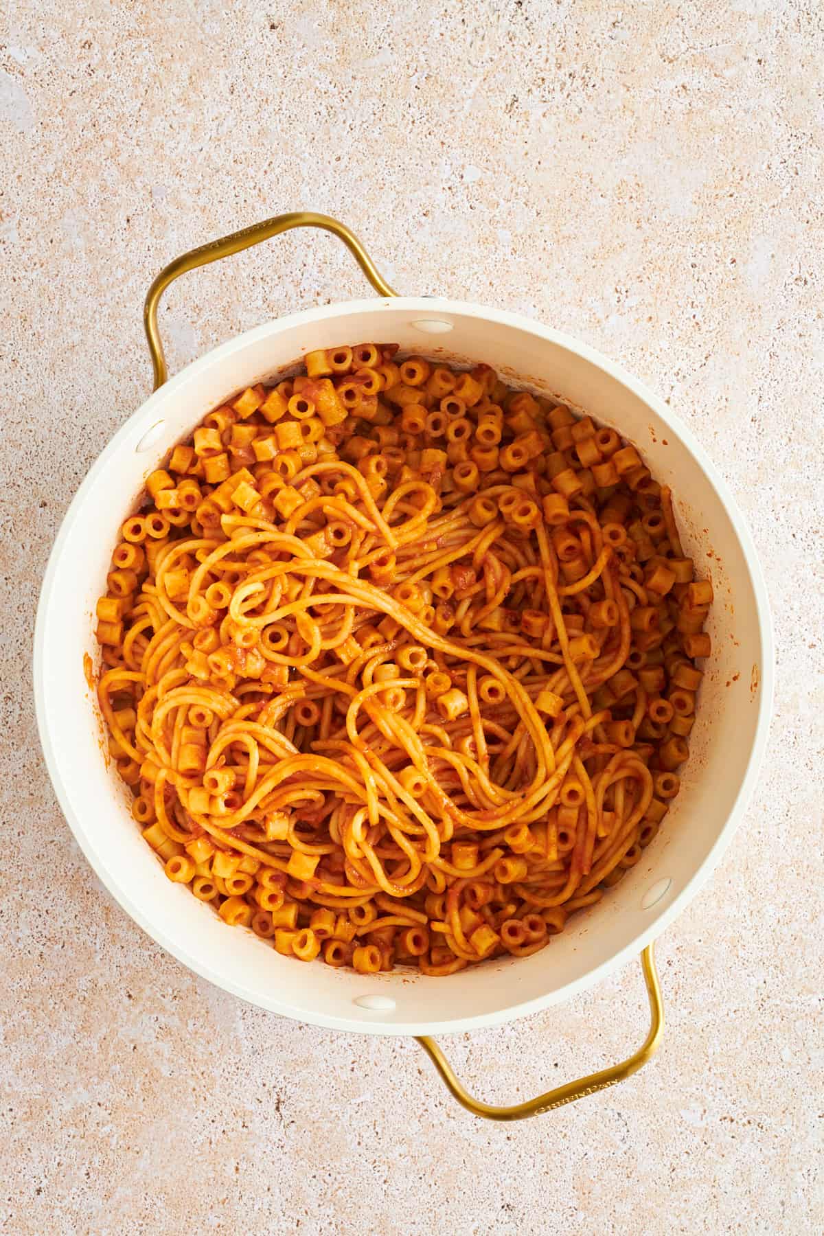 Spaghetti und Ditalini-Nudeln in einem großen Topf. 