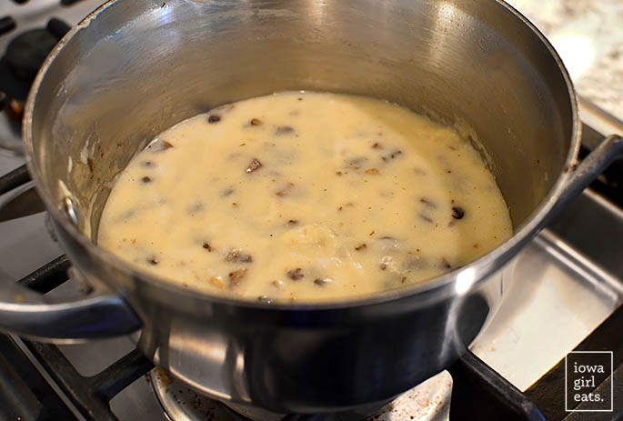 hausgemachte Champignoncremesuppe in einer Pfanne