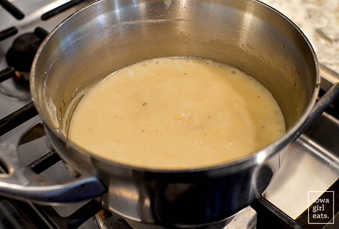 hausgemachte Champignoncremesuppe in einer Pfanne