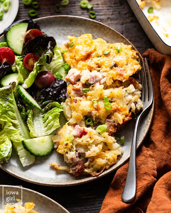 Käse-Schinken-Rösti-Auflauf auf einem Teller angerichtet