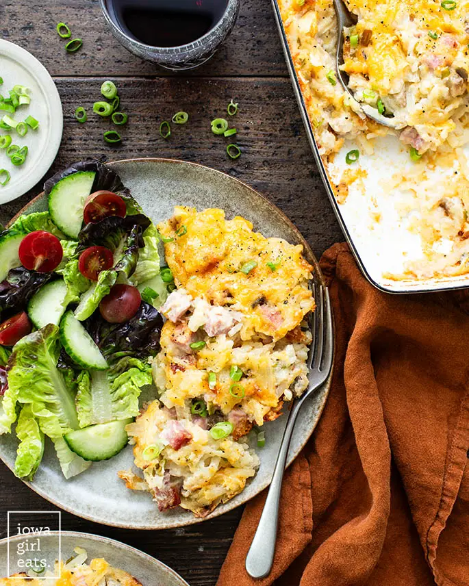 Kugeln Schinken und Käse Hash Brown Auflauf auf einem Teller