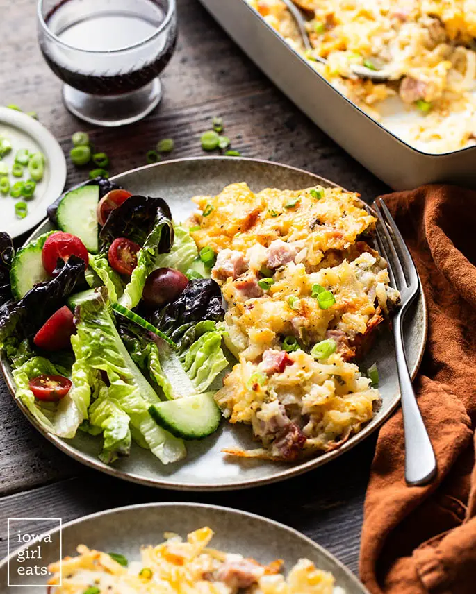 Teller mit Käse-Schinken und Rösti-Auflauf