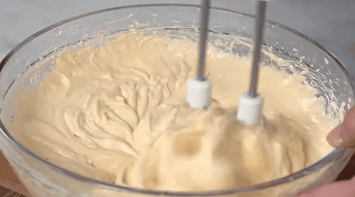 Karamell-Apfel-Dip mit einem Handmixer schlagen.