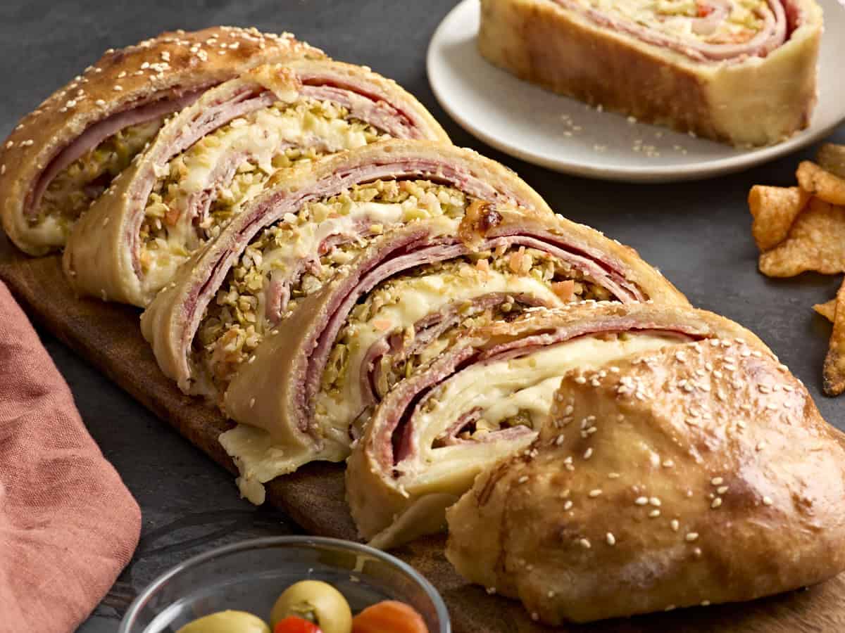 Muffaletta-Roll-Ups auf einem hölzernen Schneidebrett