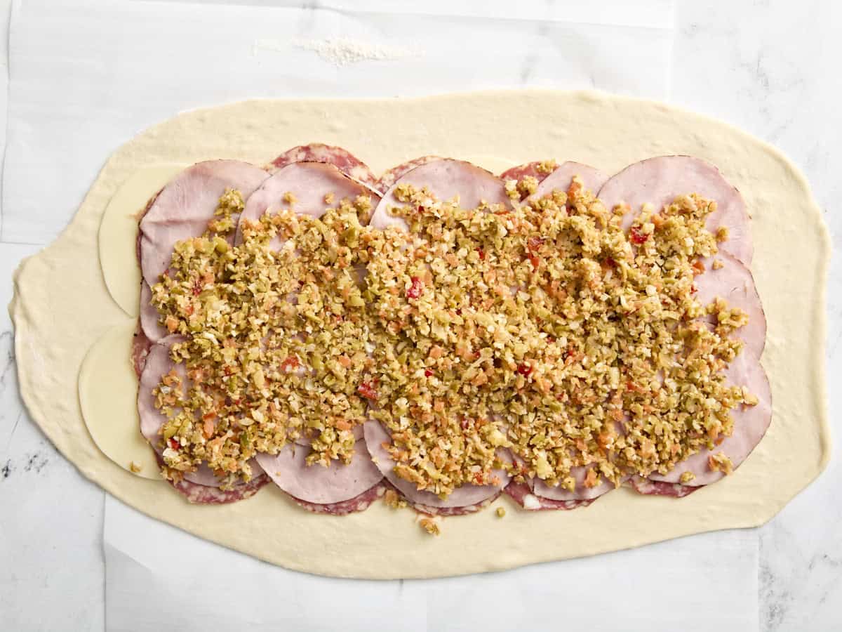 Füllungen für Muffaletta-Rolle auf Pizzateig