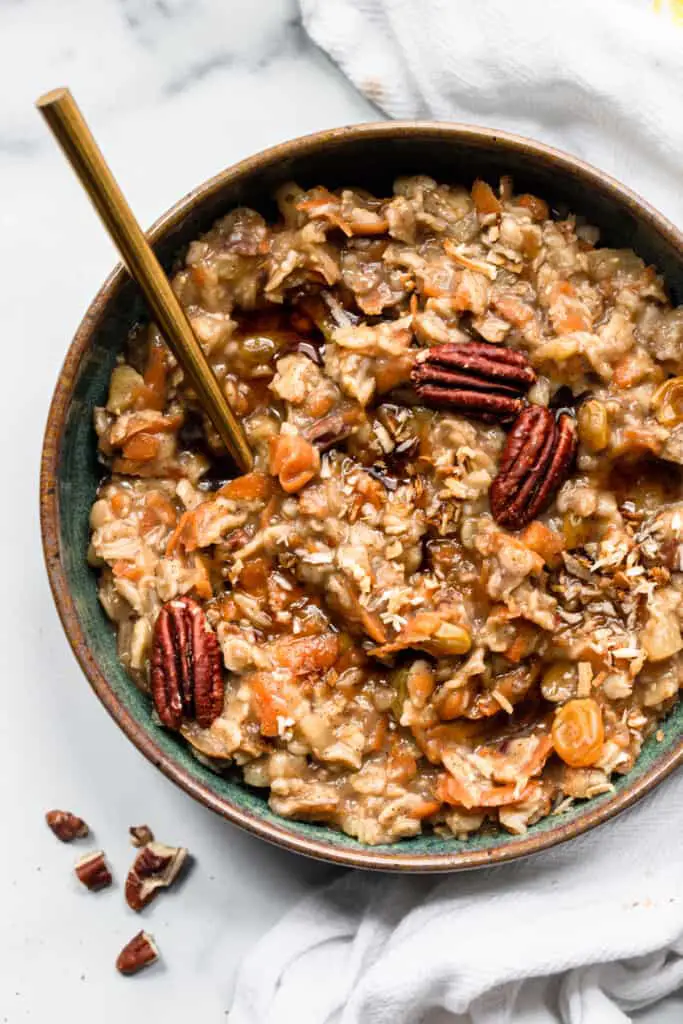 eine Schüssel Karottenkuchen-Haferflocken mit Pekannüssen obendrauf