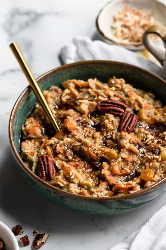 eine Schüssel Karottenkuchen-Haferflocken mit einem Löffel darin