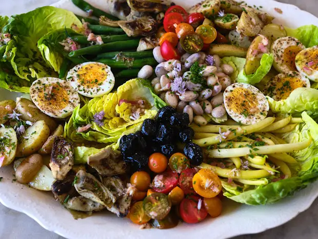 Nicoise-Salat auf einer großen Servierplatte