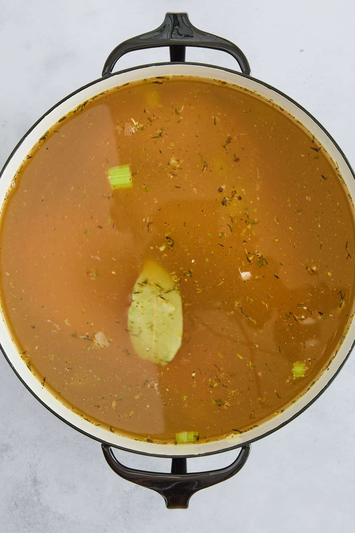 Zutaten für Hühnernudelsuppe in Brühe köcheln lassen. 