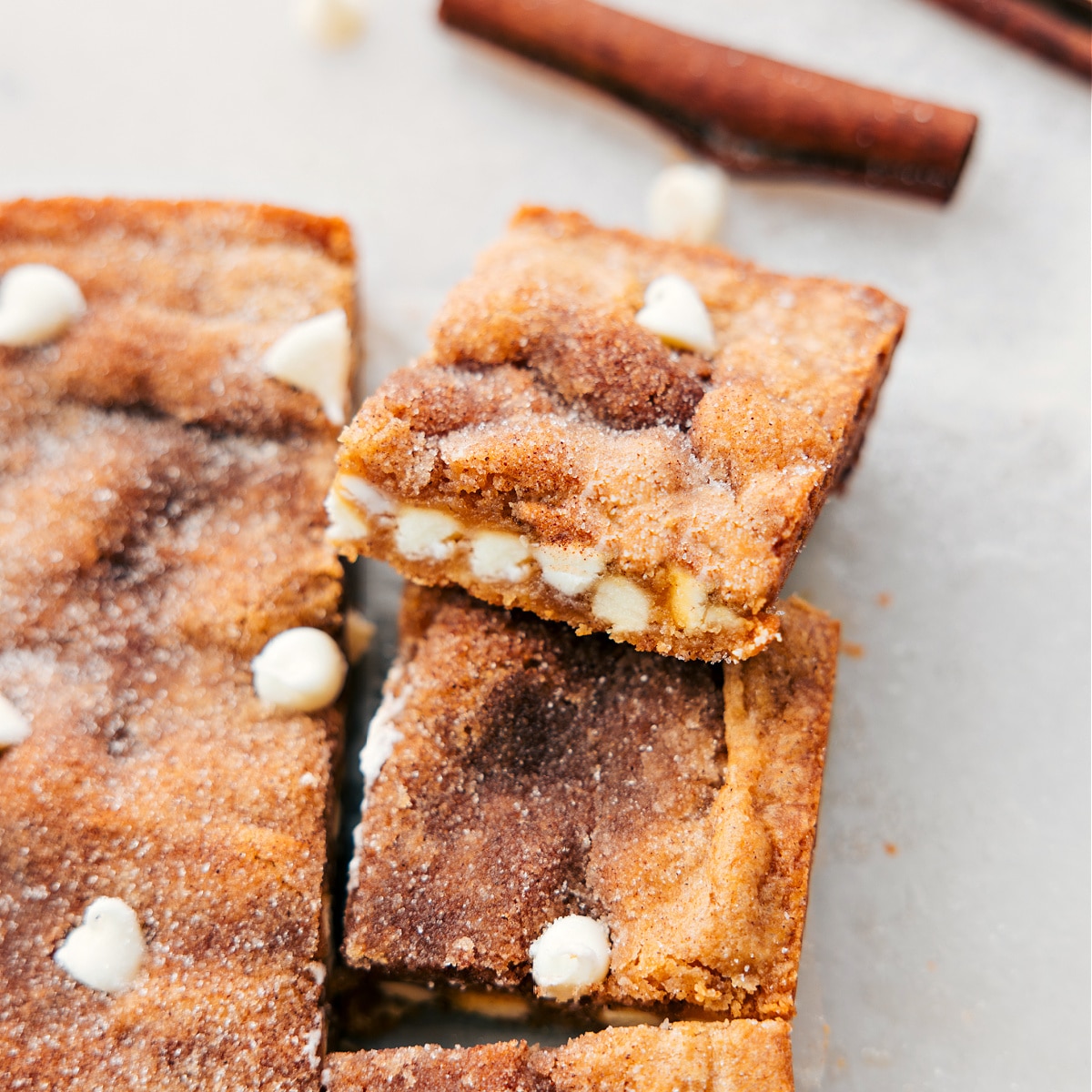 Snickerdoodle-Blondies in Riegel geschnitten und bereit zum Genießen.