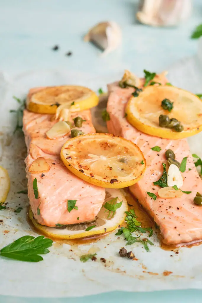 Gesunder gebackener Lachs vorgestellt